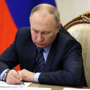 Путин подписал закон о повышении МРОТ