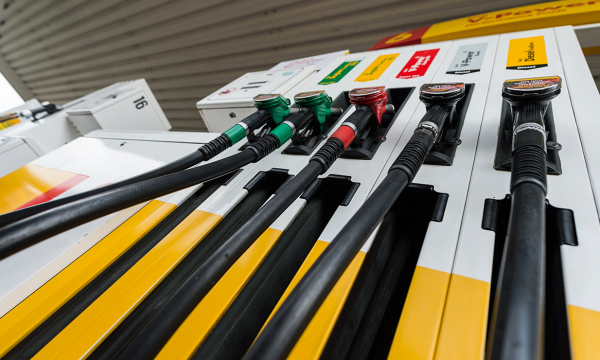 Это случилось сегодня: начали снижаться цены на бензин