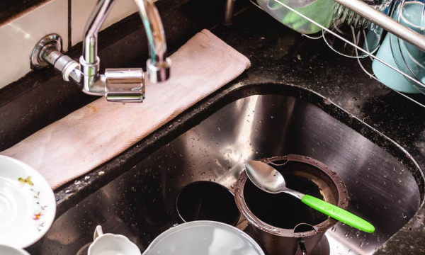 Никогда не оставляйте на ночь грязную посуду: хозяйкам стоит прислушаться