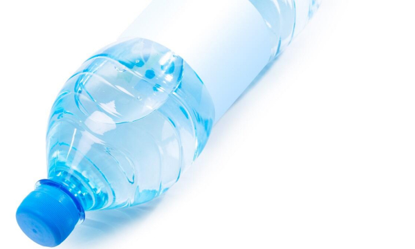 Вода в пластиковой бутылке может отравить организм: все из-за опасного токсина