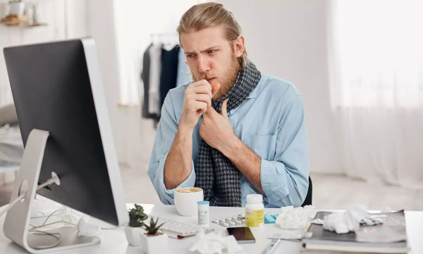 Врач рассказал о бесполезных при лечении сухого и влажного кашля средствах