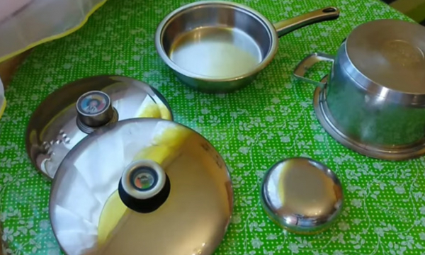 Вычистили все старые кастрюли и противень одной ложкой порошка