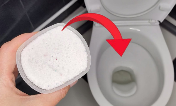Этот трюк узнали от сантехника: сыпем стиральный порошок в унитаз