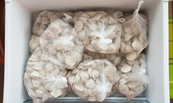 Сколько времени мясо, рыбу, курицу и пельмени можно хранить в морозилке: не передержите – запасы могут испортиться