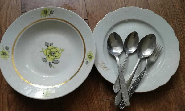 Отпугивает удачу и богатство: что нельзя оставлять на столе согласно народным приметам