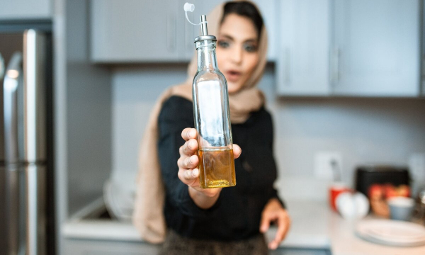 Как отмыть кухонную вытяжку от застарелого жира: поможет подсолнечное масло