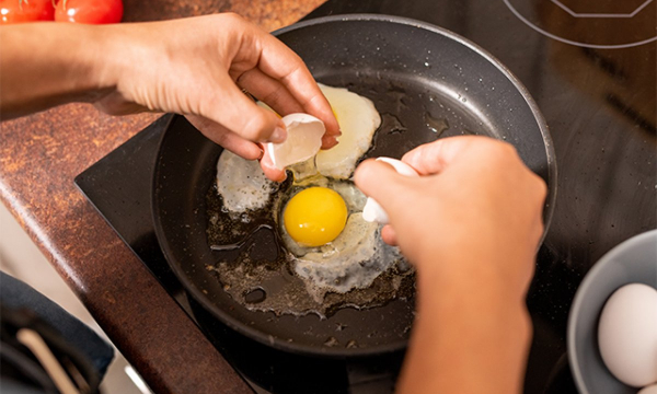 Секрет идеальной яичницы: почему разбивать яйца лучше на холодную, а не на горячую сковороду